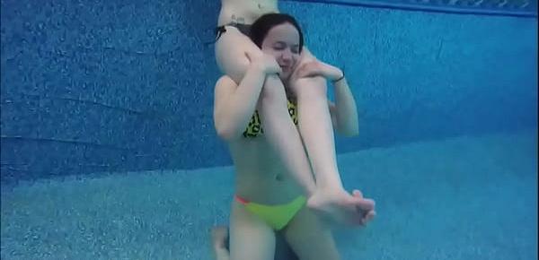  Underwater Girl vs Girl Head Scissors